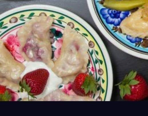 Strawberry pierogi with cream and fresh strawberries