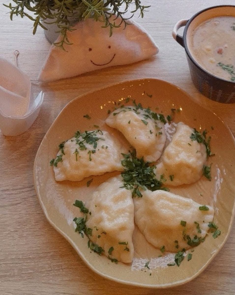 Six pierogi with parsley and soup of the day